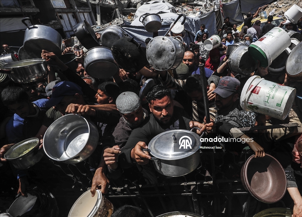 В Газе продолжает обострятся продовольственный кризис: у пунктов распределения помощи выстроились длинные очереди