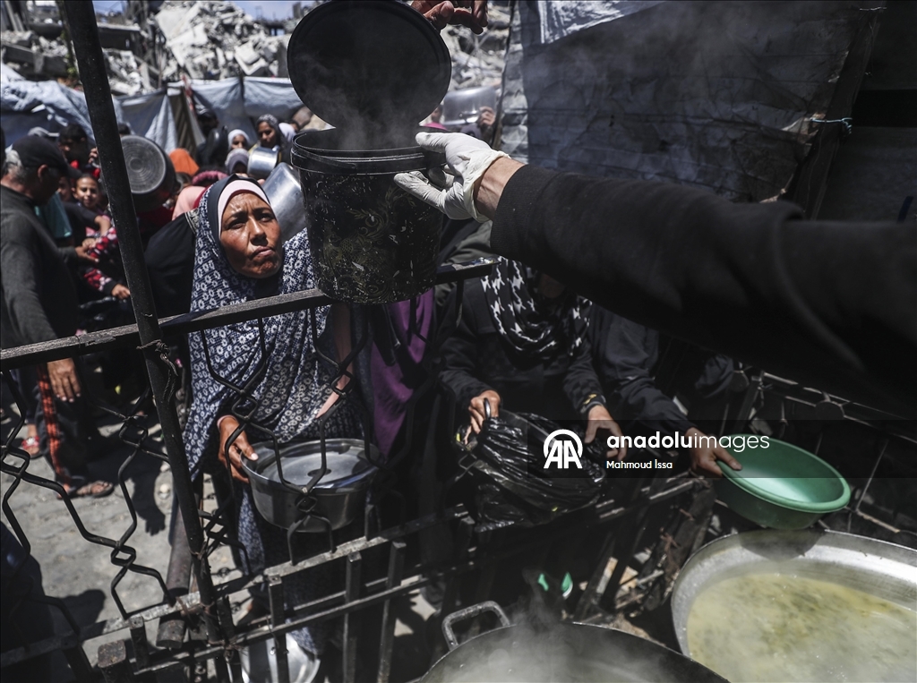 В Газе продолжает обострятся продовольственный кризис: у пунктов распределения помощи выстроились длинные очереди