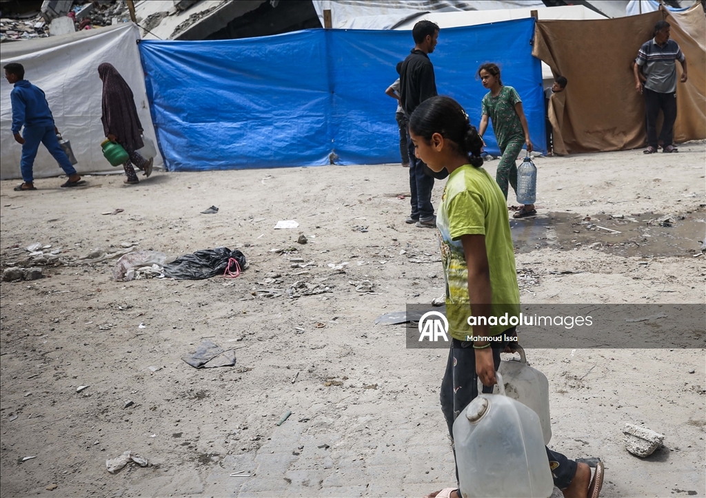 В Газе продолжает обострятся продовольственный кризис: у пунктов распределения помощи выстроились длинные очереди