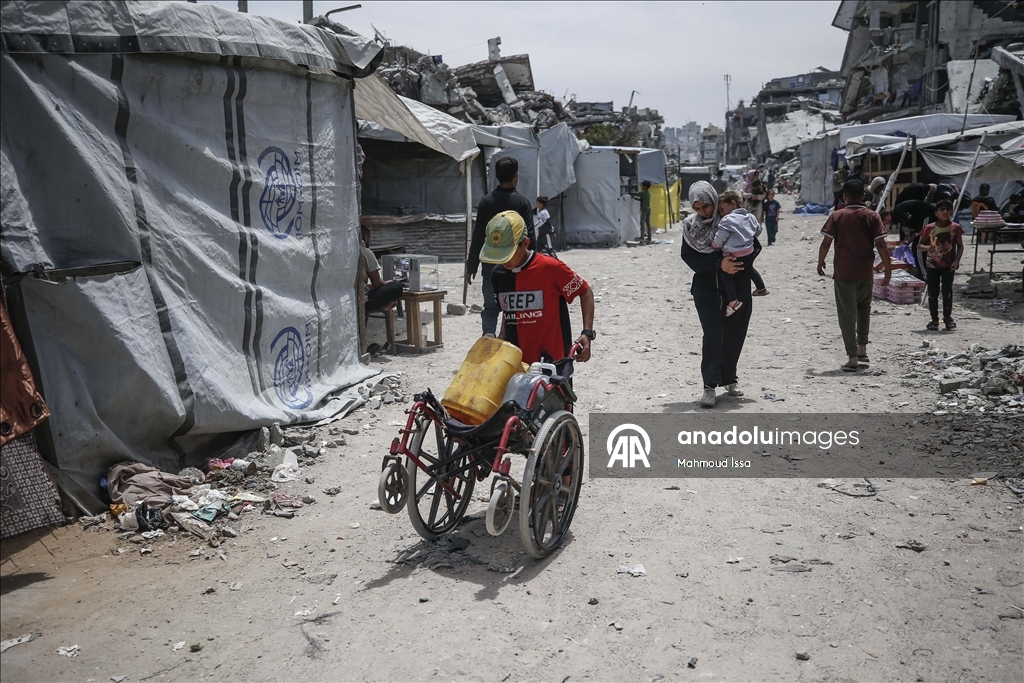 В Газе продолжает обострятся продовольственный кризис: у пунктов распределения помощи выстроились длинные очереди