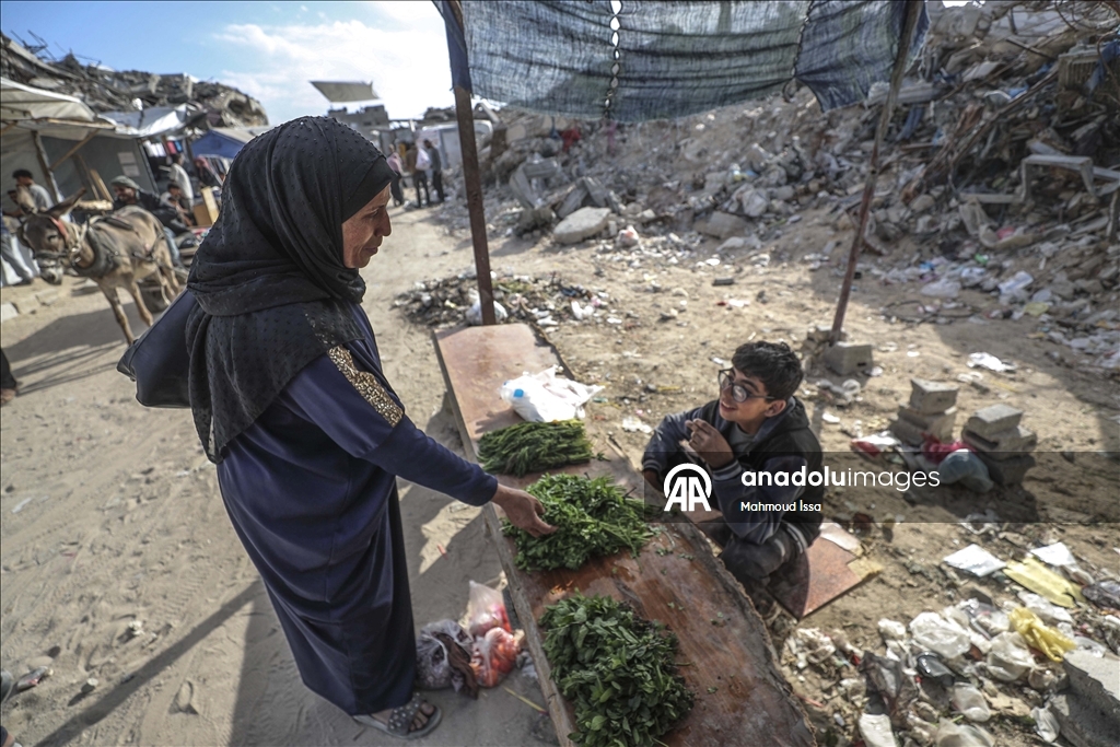В Газе продолжает обострятся продовольственный кризис: у пунктов распределения помощи выстроились длинные очереди
