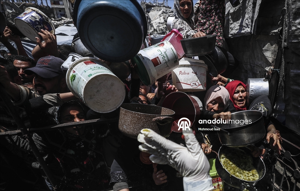 В Газе продолжает обострятся продовольственный кризис: у пунктов распределения помощи выстроились длинные очереди