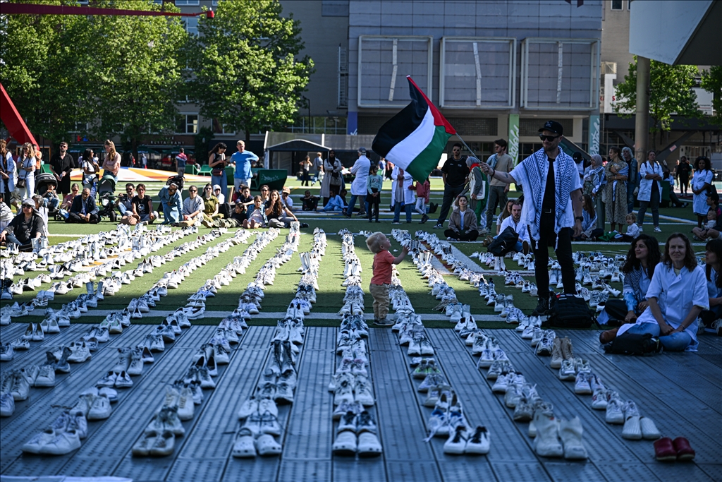 روتردام.. 1400 زوج حذاء أبيض تخليدا لأرواح الطواقم الطبية في غزة