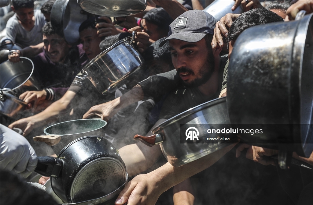 В Газе продолжает обострятся продовольственный кризис: у пунктов распределения помощи выстроились длинные очереди