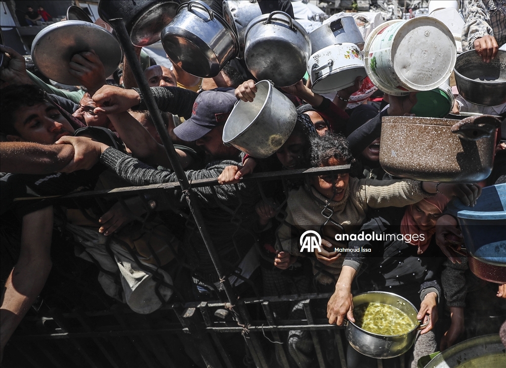 В Газе продолжает обострятся продовольственный кризис: у пунктов распределения помощи выстроились длинные очереди