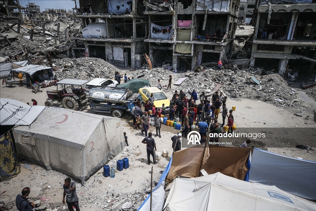 В Газе продолжает обострятся продовольственный кризис: у пунктов распределения помощи выстроились длинные очереди