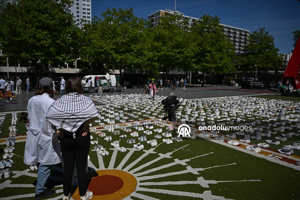 Rotterdam’da Gazze’de hayatını kaybeden sağlık çalışanları anısına 1.200 beyaz ayakkabı sergilendi