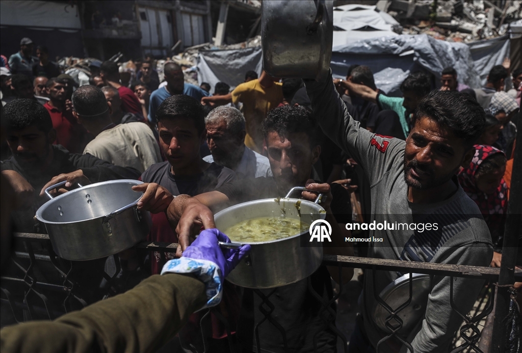 В Газе продолжает обострятся продовольственный кризис: у пунктов распределения помощи выстроились длинные очереди