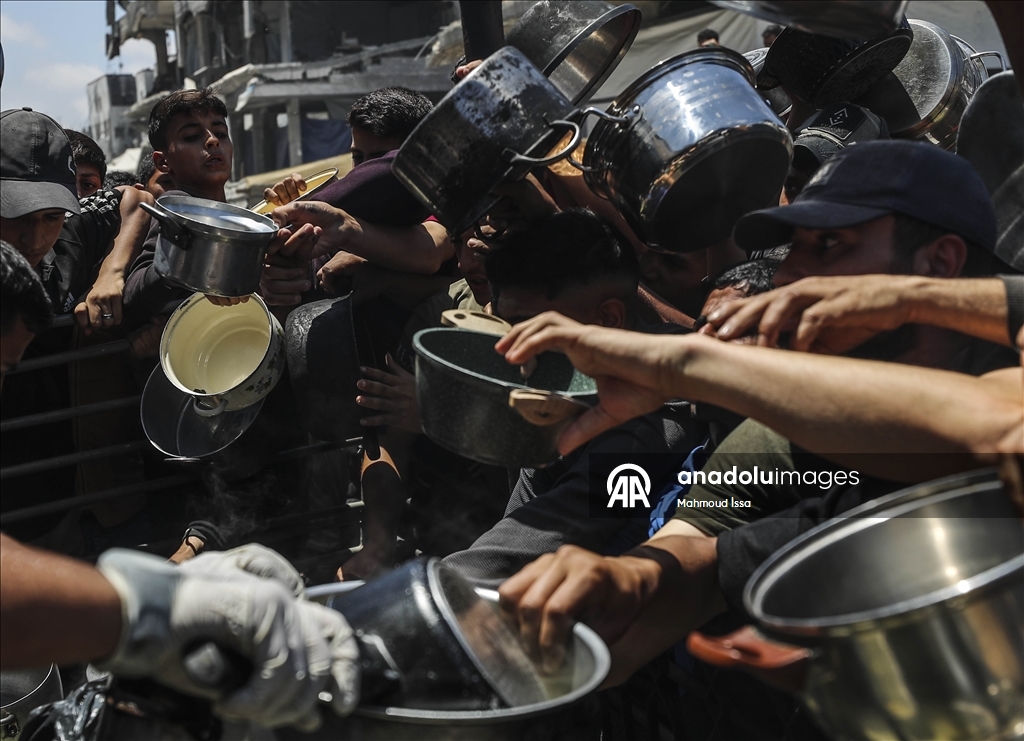 В Газе продолжает обострятся продовольственный кризис: у пунктов распределения помощи выстроились длинные очереди