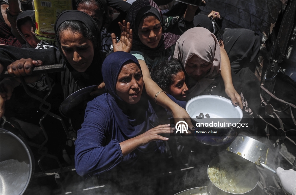 В Газе продолжает обострятся продовольственный кризис: у пунктов распределения помощи выстроились длинные очереди