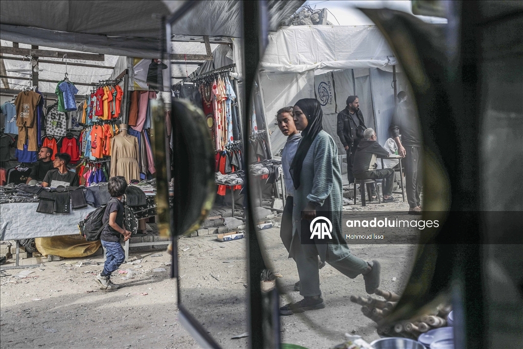 В Газе продолжает обострятся продовольственный кризис: у пунктов распределения помощи выстроились длинные очереди