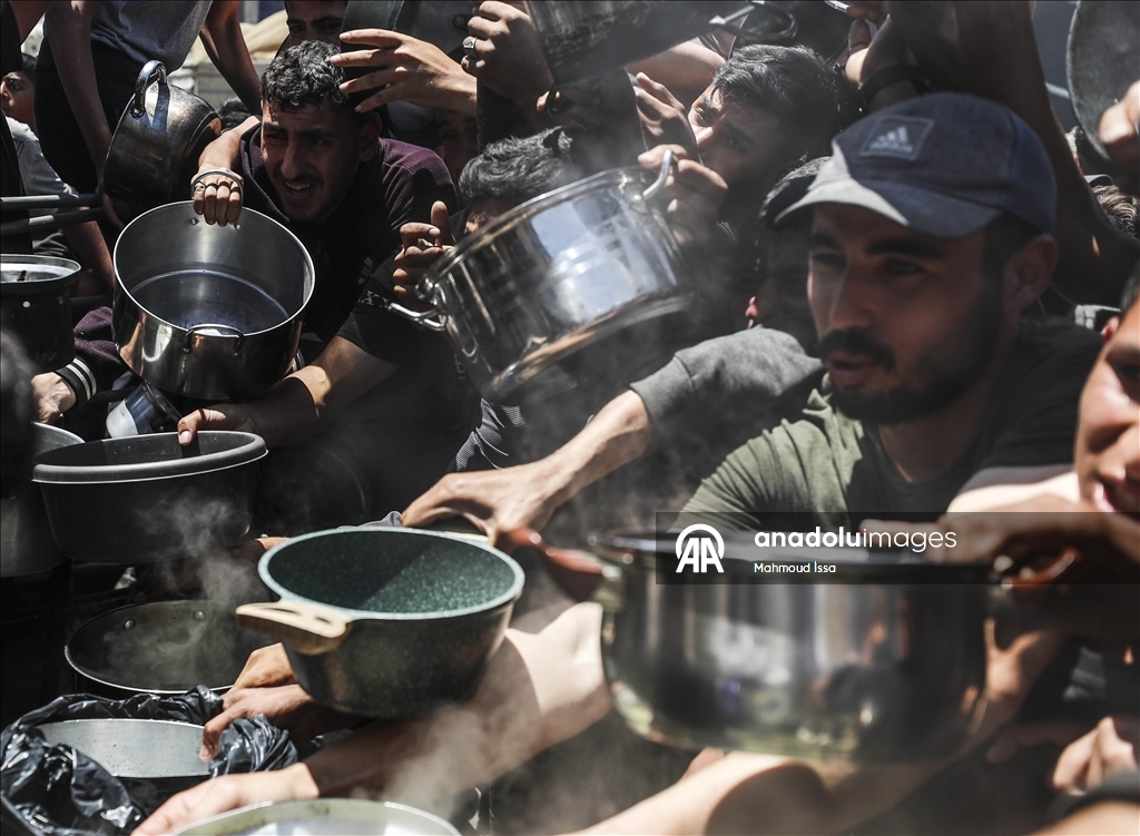 В Газе продолжает обострятся продовольственный кризис: у пунктов распределения помощи выстроились длинные очереди