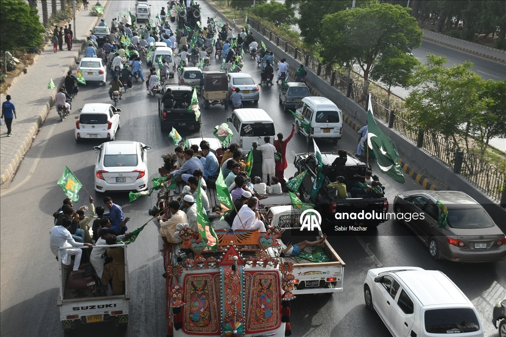 Pakistanlılar Pakistan ve Hindistan arasındaki ateşkes anlaşmasını kutladı