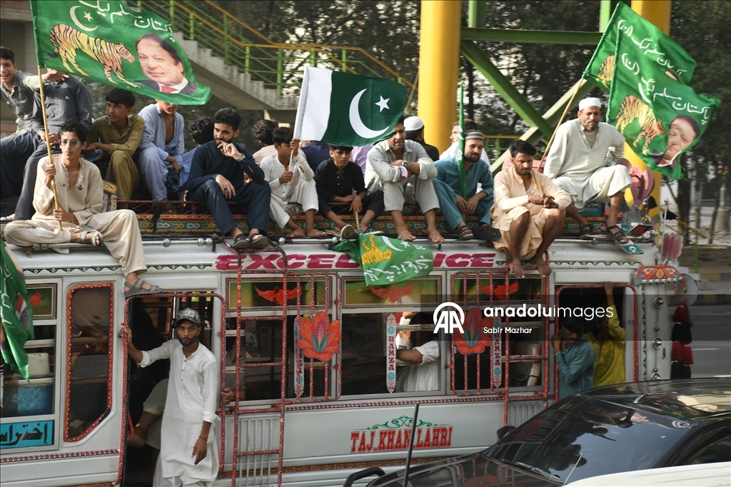 Pakistanlılar Pakistan ve Hindistan arasındaki ateşkes anlaşmasını kutladı