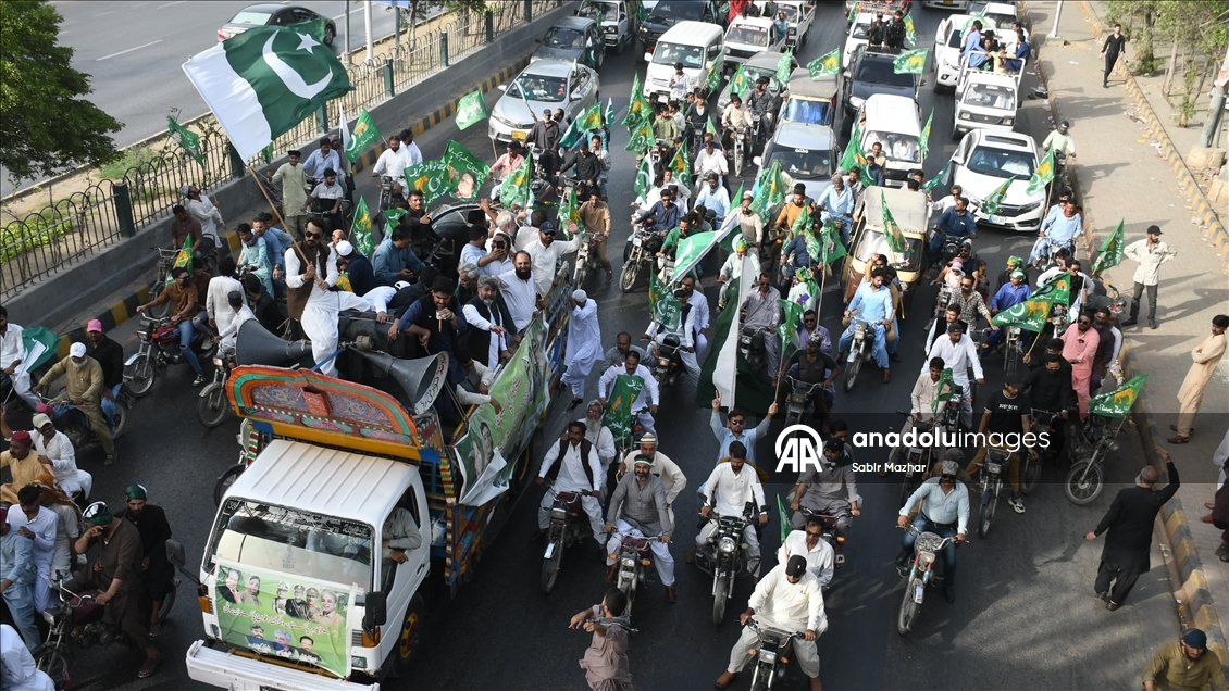 Pakistanlılar Pakistan ve Hindistan arasındaki ateşkes anlaşmasını kutladı