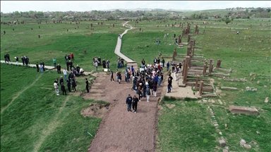 Sanatçılar, Bitlis'te tarihi mekanları ve doğal güzelliklerin bulunduğu alanları gezdi