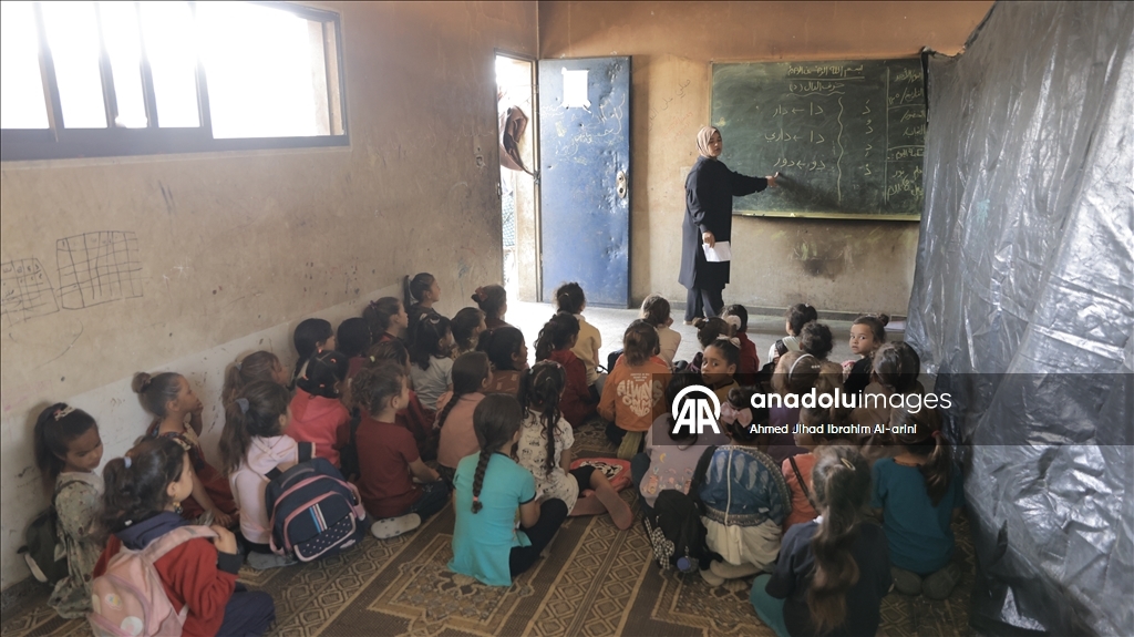 Gazze'deki öğrenciler, barınma merkezlerine dönüştürülen okullarda eğitimlerine devam ediyor