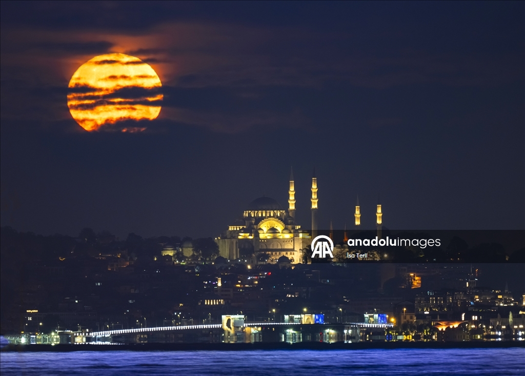 Full moon in Istanbul