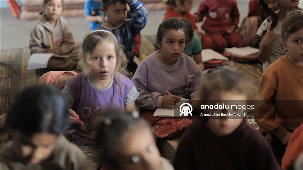 Gazze'deki öğrenciler, barınma merkezlerine dönüştürülen okullarda eğitimlerine devam ediyor