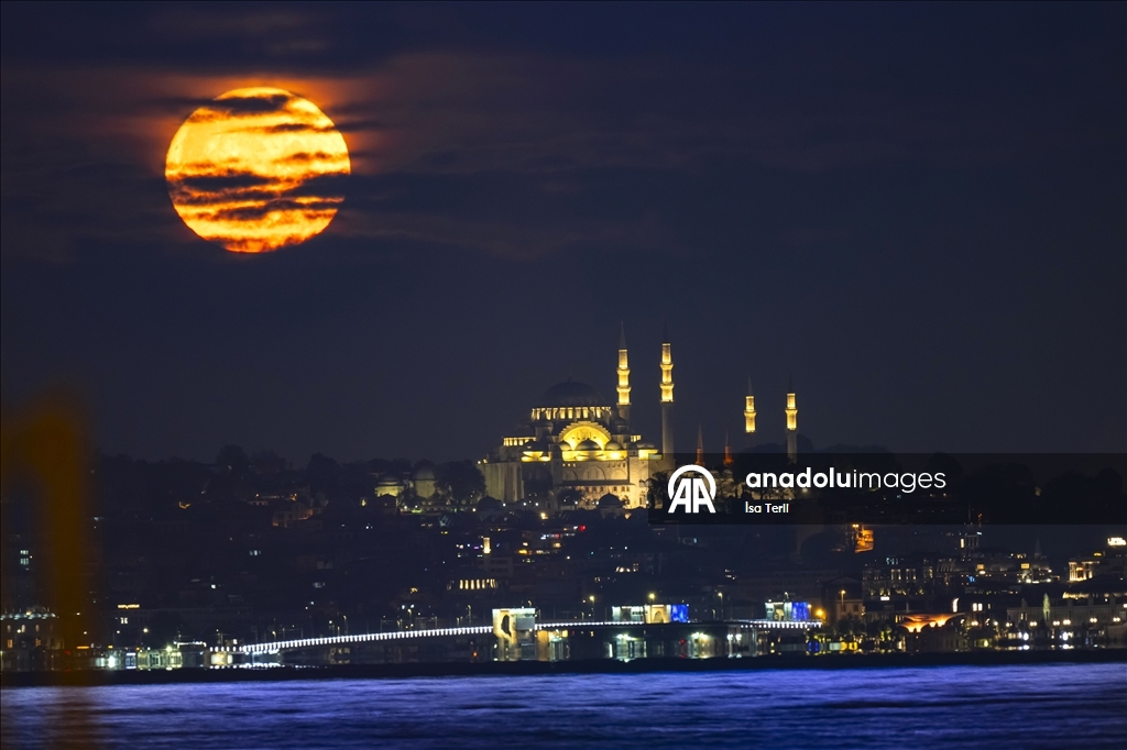 Full moon in Istanbul