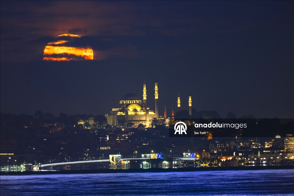 Full moon in Istanbul