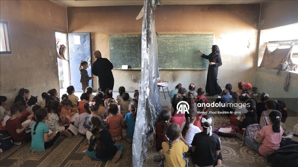 Gazze'deki öğrenciler, barınma merkezlerine dönüştürülen okullarda eğitimlerine devam ediyor