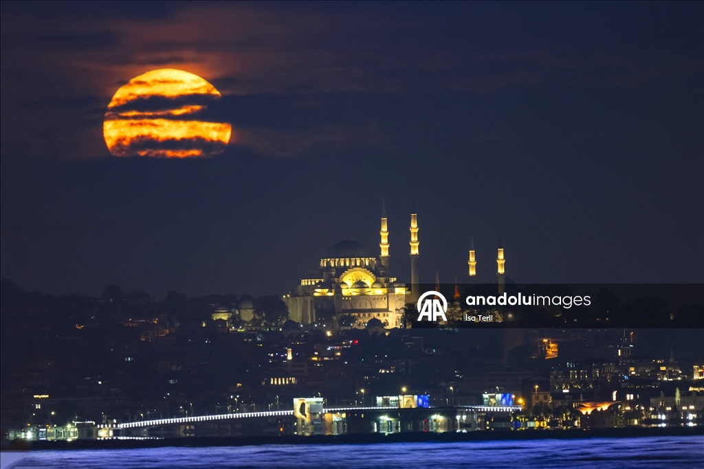Full moon in Istanbul