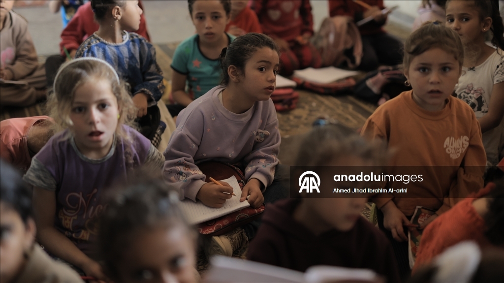 Gazze'deki öğrenciler, barınma merkezlerine dönüştürülen okullarda eğitimlerine devam ediyor