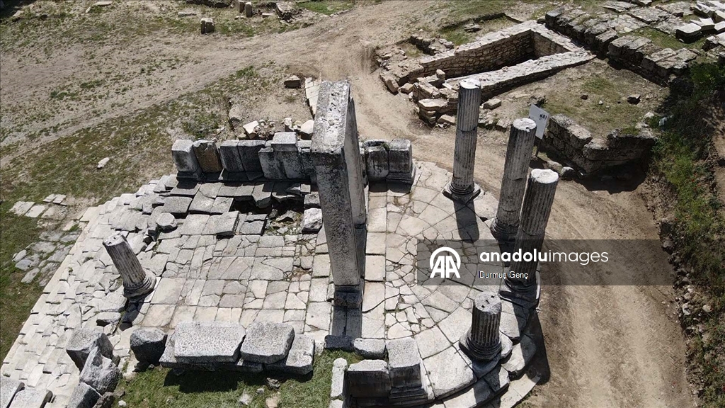 Lagina Hekate Kutsal Alanı'nda kentin giriş kapısı ve dükkanlar açığa çıkarılıyor