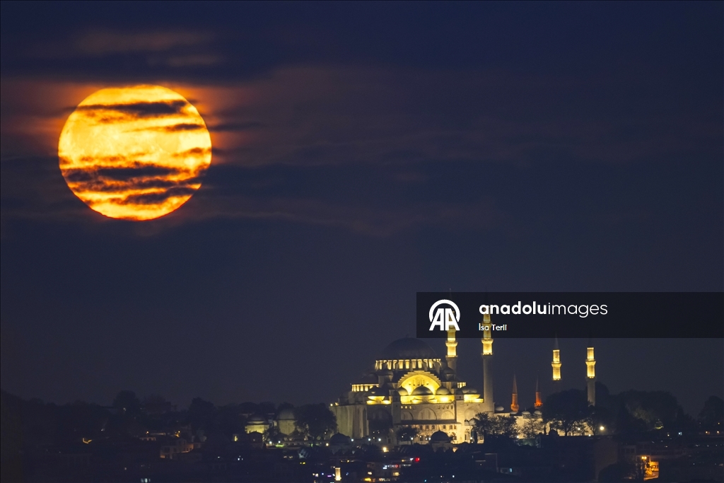 Full moon in Istanbul