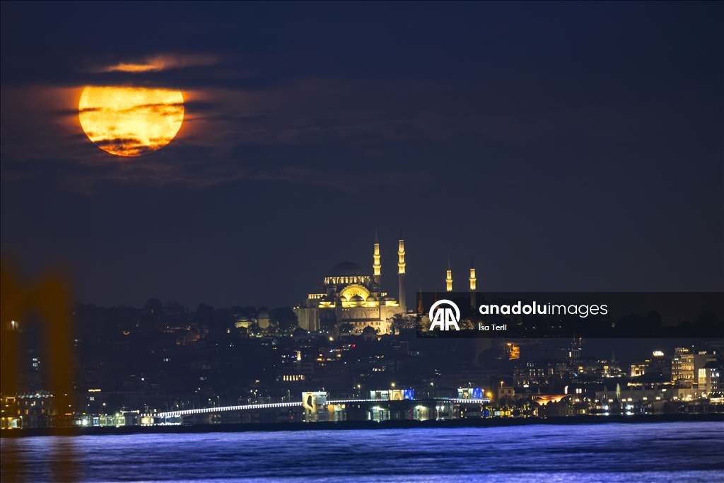 Full moon in Istanbul