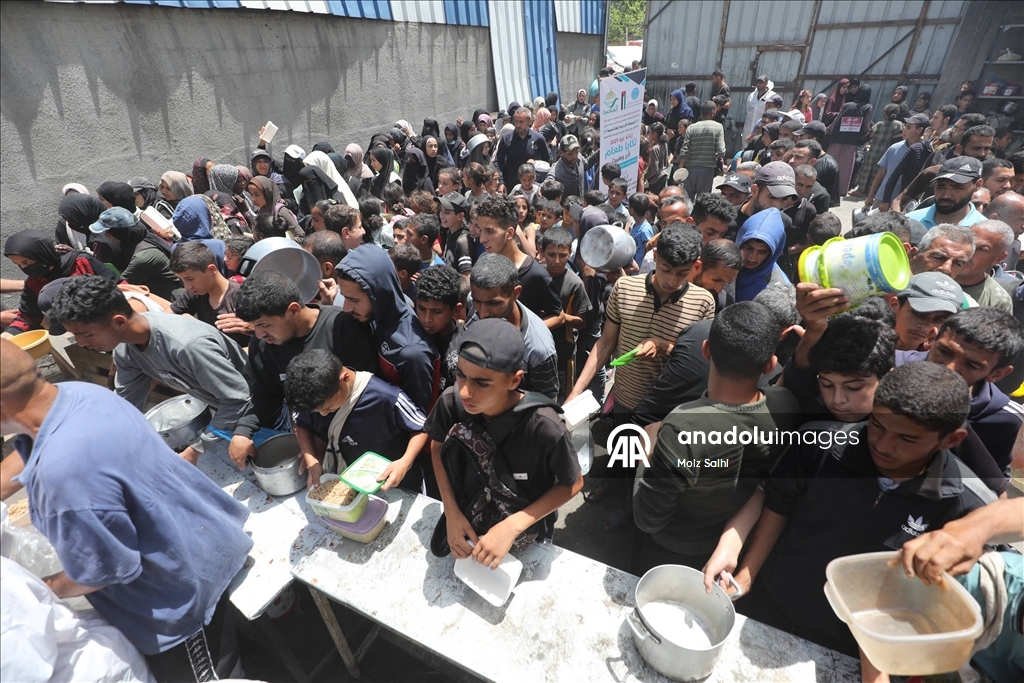 İsrail saldırıları altındaki Gazze'de Filistinlilere yemek dağıtıldı
