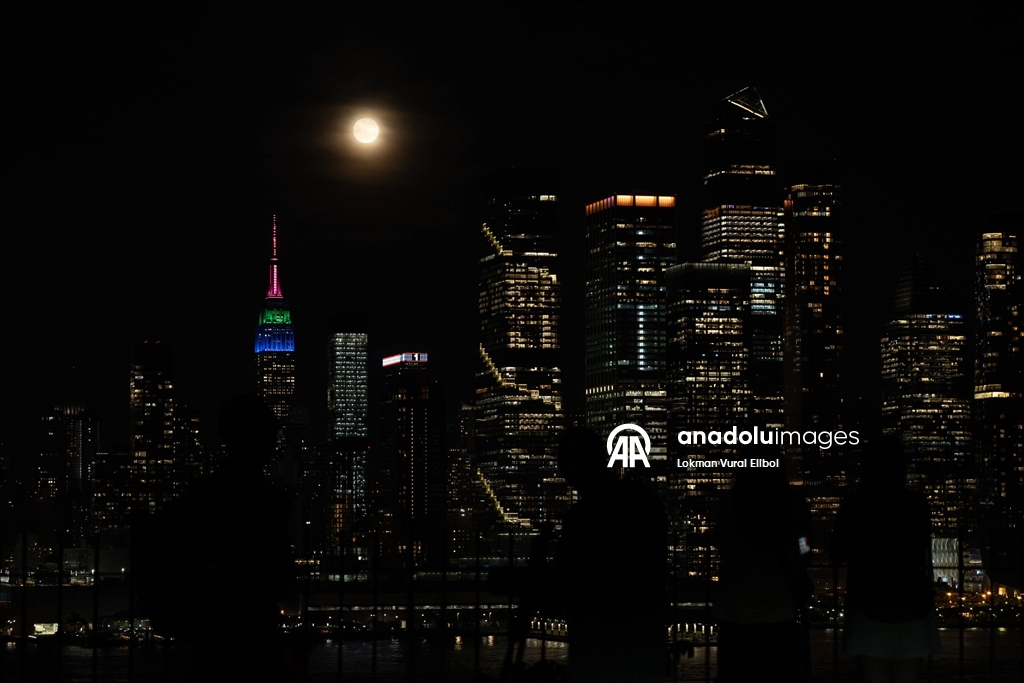 New York’ta “Çiçek Ayı” dolunayı etkileyici görüntüler oluşturdu