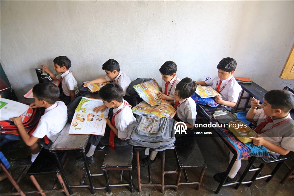 Pakistan ile Hindistan arasındaki ateşkesin ardından Cammu Keşmir'de okullar yeniden açıldı