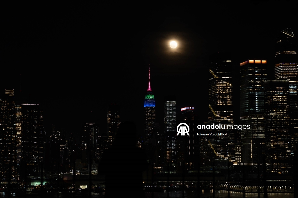 New York’ta “Çiçek Ayı” dolunayı etkileyici görüntüler oluşturdu