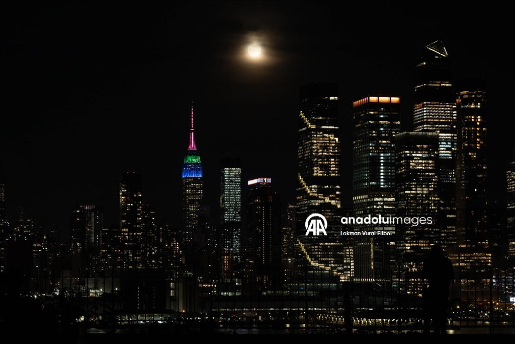 New York’ta “Çiçek Ayı” dolunayı etkileyici görüntüler oluşturdu