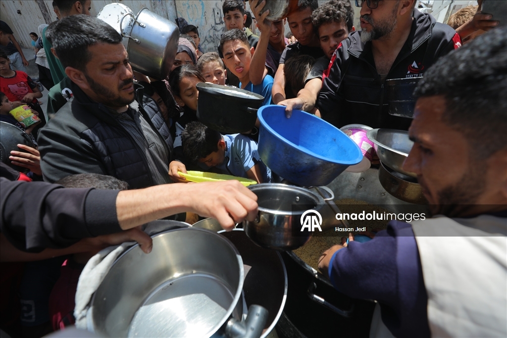 İsrail saldırısı ve ambargosu altındaki Gazze’deki Filistinlilere yemek dağıtıldı