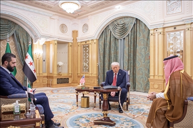 ترامب يجتمع مع الشرع في الرياض