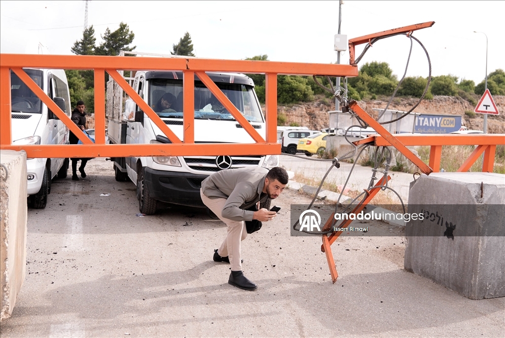 İsrail askerleri, Ramallah kentindeki Attara kontrol noktasını giriş ve çıkışlara kapattı