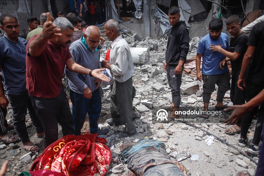İsrail'in Gazze'de bir klinik ile mescide düzenlediği saldırıda 13 kişi yaşamını yitirdi