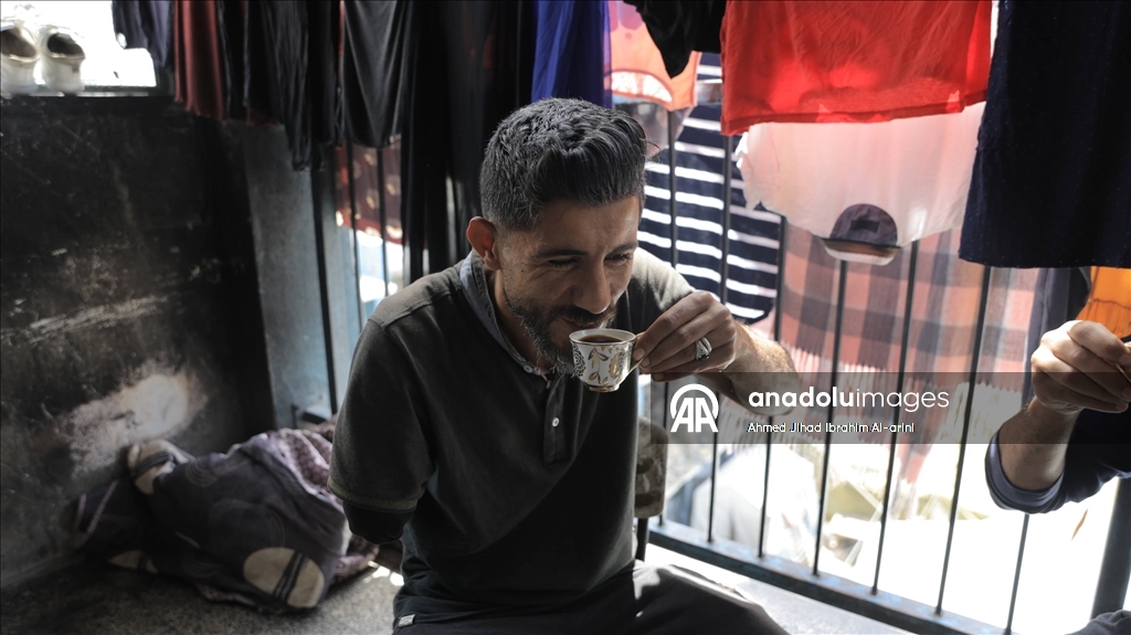 İsrail saldırısında kolunu kaybeden Gazzeli Halid Merzuk, hayata tutunmaya çalışıyor