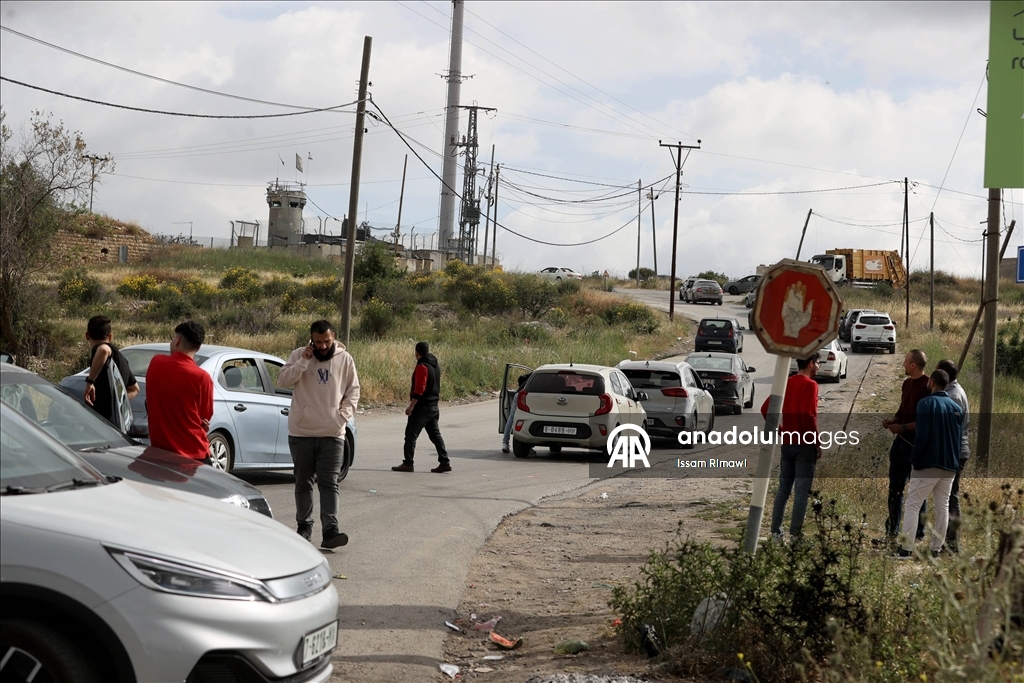 İsrail askerleri, Ramallah kentindeki Attara kontrol noktasını giriş ve çıkışlara kapattı