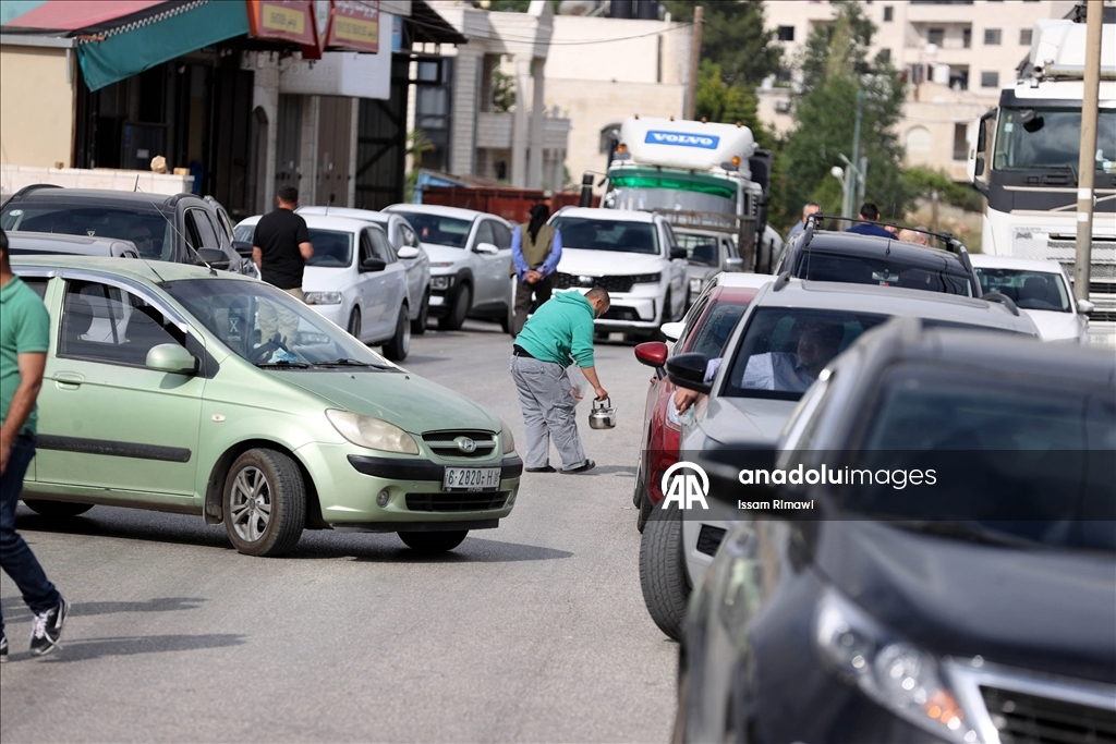 İsrail askerleri, Ramallah kentindeki Attara kontrol noktasını giriş ve çıkışlara kapattı