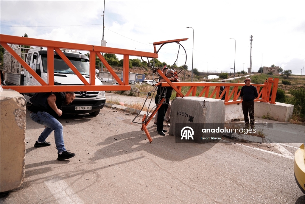 İsrail askerleri, Ramallah kentindeki Attara kontrol noktasını giriş ve çıkışlara kapattı