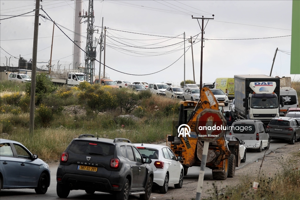 İsrail askerleri, Ramallah kentindeki Attara kontrol noktasını giriş ve çıkışlara kapattı