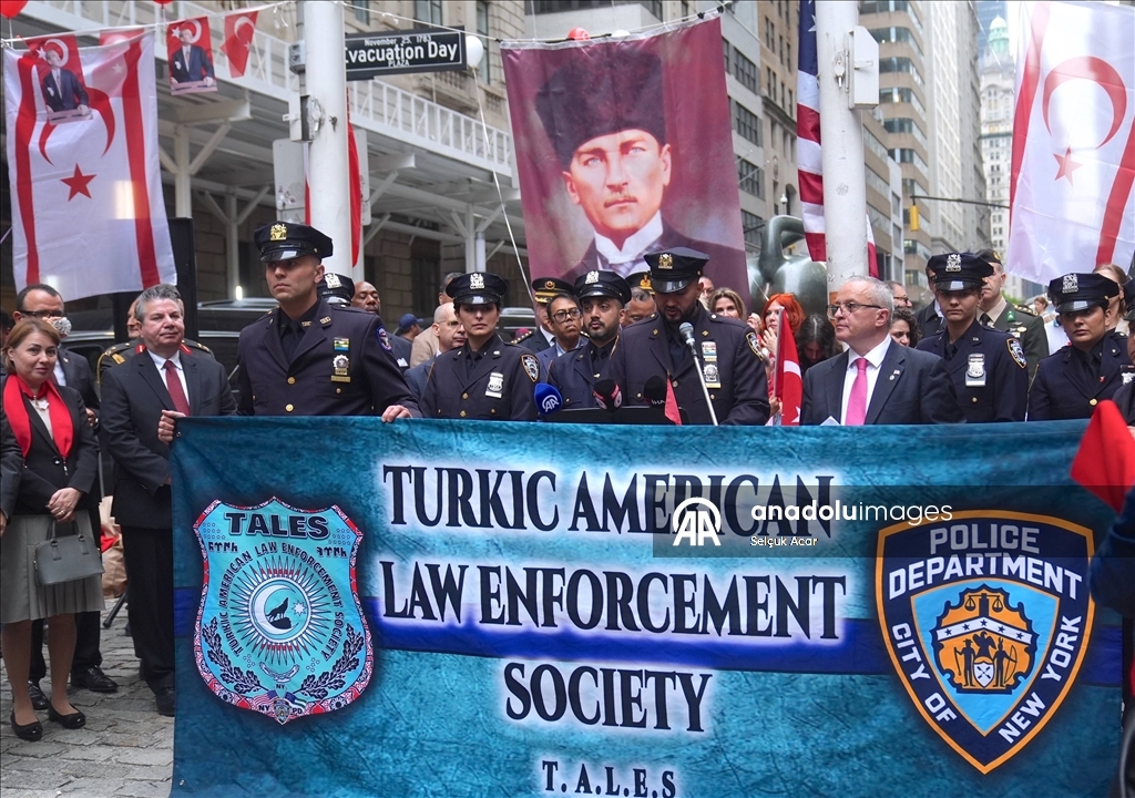 New York'ta Türk bayrağı göndere çekildi