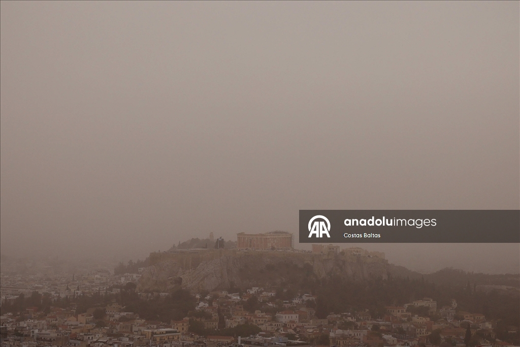 Atina'da toz bulutları etkili oldu