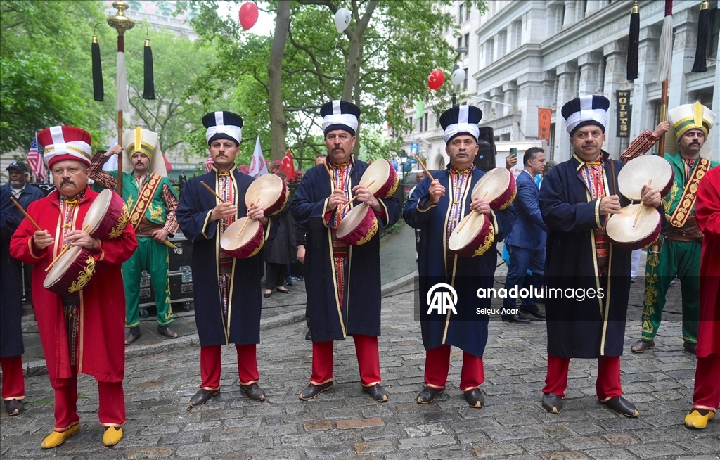 New York'ta Türk bayrağı göndere çekildi