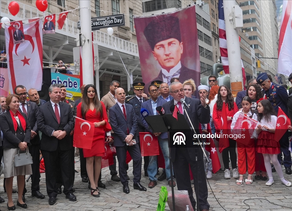 New York'ta Türk bayrağı göndere çekildi