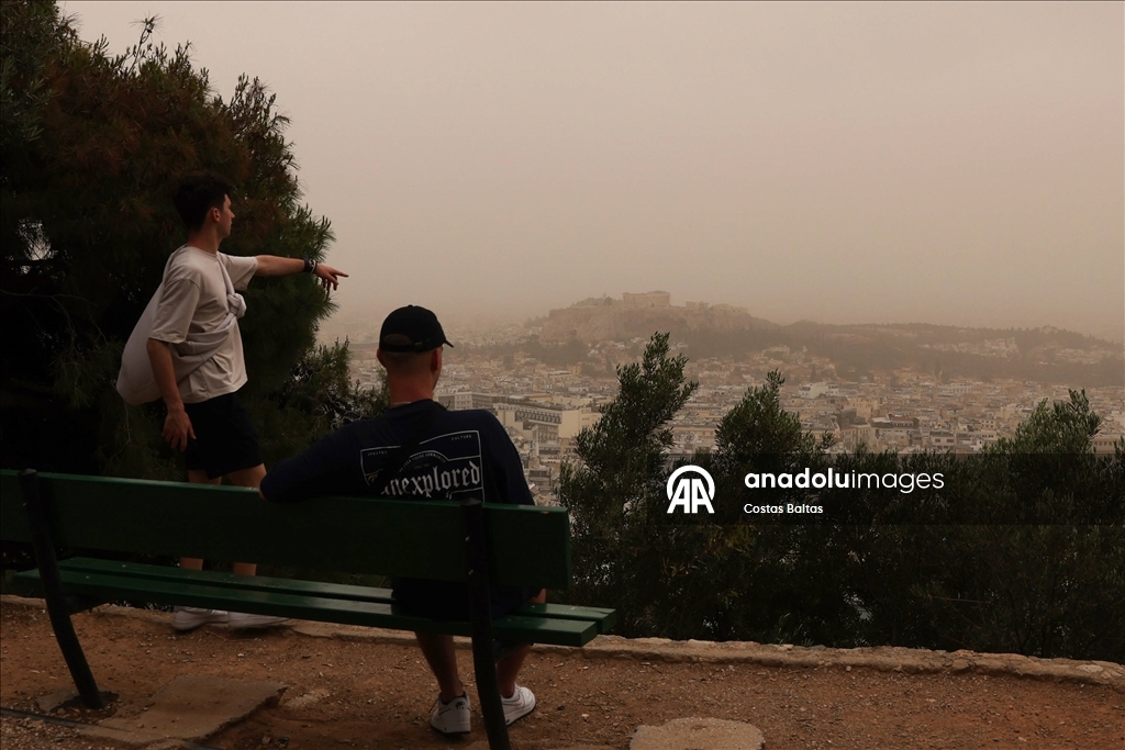 Atina'da toz bulutları etkili oldu